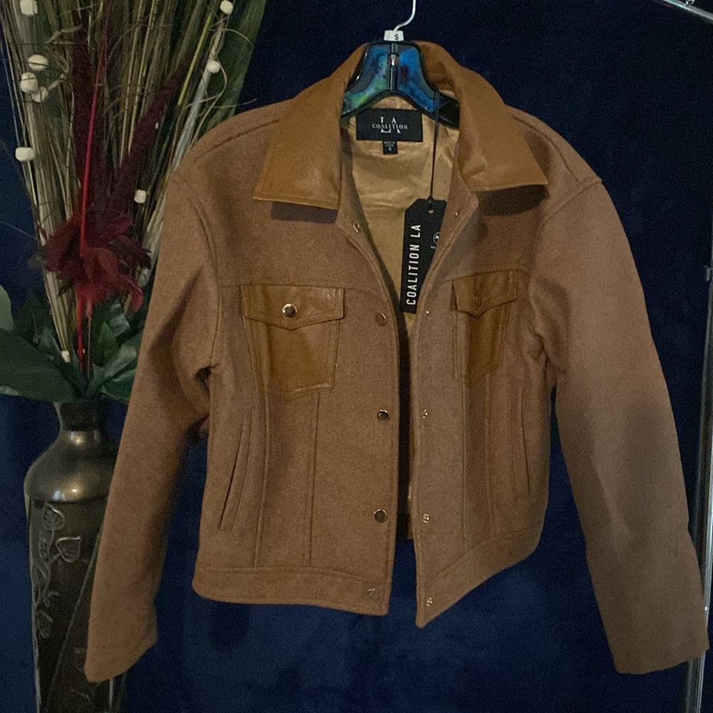 Heavy duty and classy camel jacket. Dress up or dress down jacket. Be chic! - Picture 5 of 7